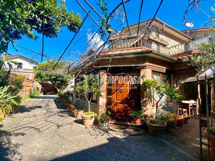 Casa con 5 locali in vendita in Viale Risorgimento, Centro, Massa