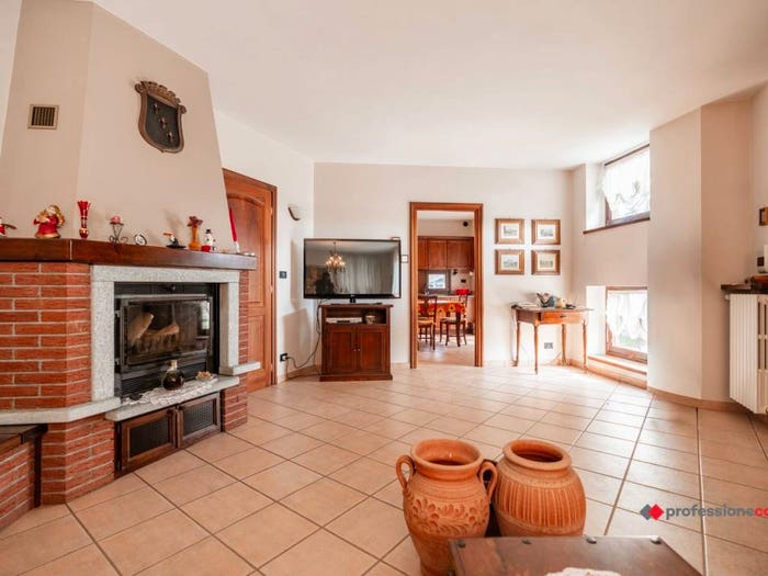 Casa con 6 locali in vendita in Via Edmondo de Amicis, Campiglione, CampiglioneFenile