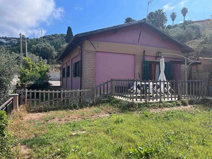 Casa con 5 locali in vendita in Camporosso