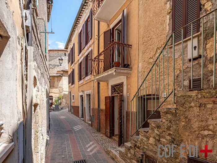 Casa con 7 locali in vendita in Via Giuseppe Garibaldi, Salisano