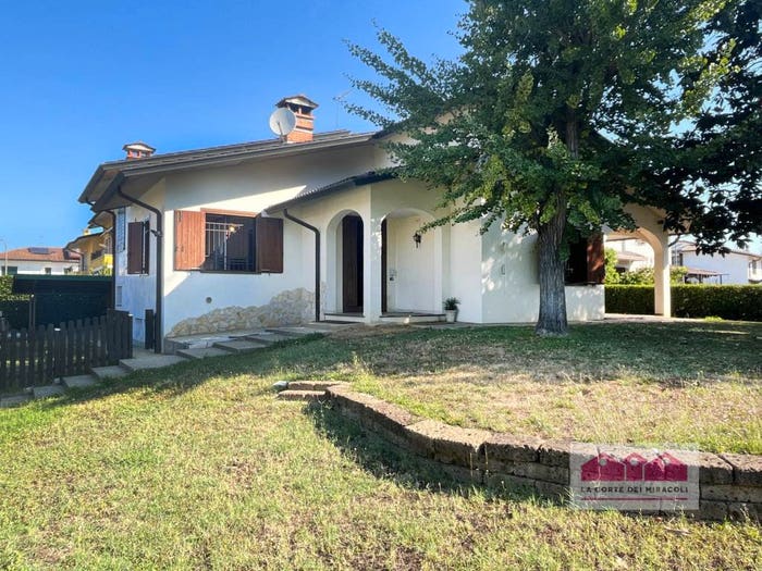 Casa con 6 locali in vendita in Viale Francesco Crispi, Crispi Cavour, Costabissara