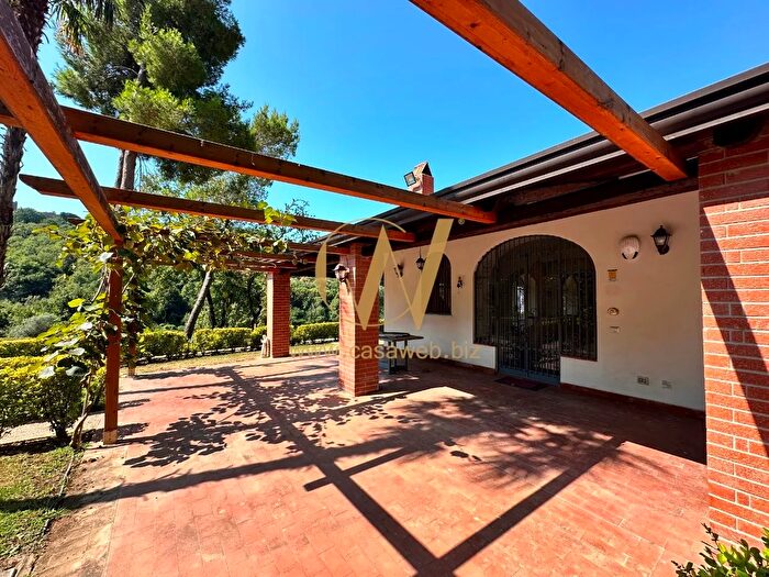 Casa con 10 locali in vendita in Via Lupara, Caserta