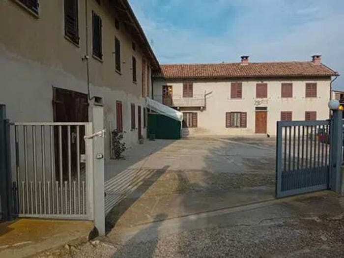Casa con 6 locali in vendita in Strada San Martino, Castiglione Tinella