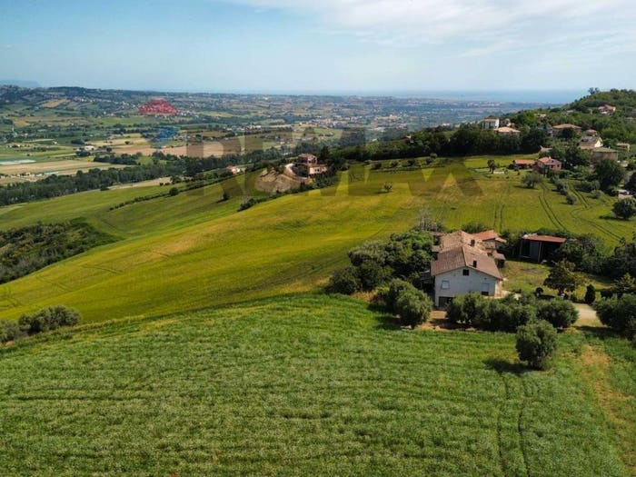 Casa quadrilocale in vendita in Contrada Bore Di Tenna, Fermo