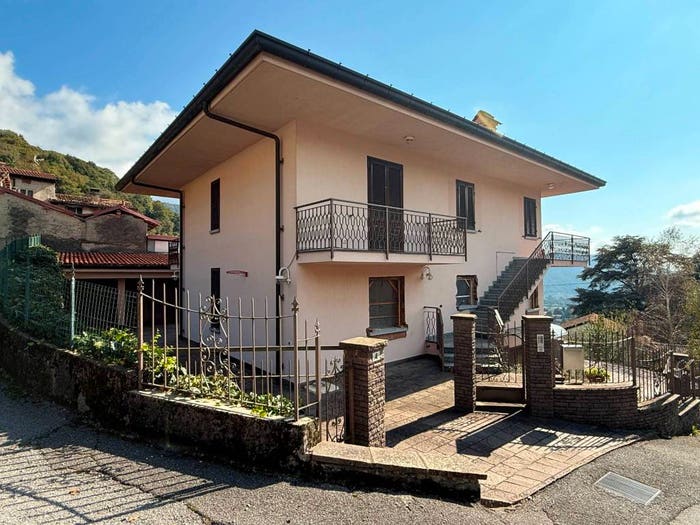 Casa con 6 locali in vendita in Via Carlo Mazza, Centro, Asso