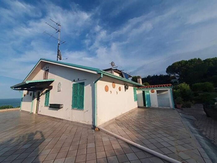 Casa con 6 locali in vendita in Alberelli, Fermo