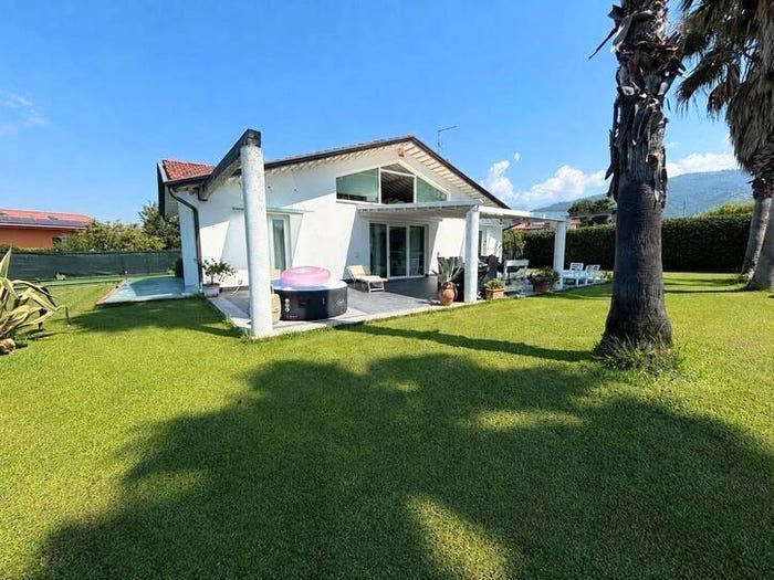 Casa con 6 locali in vendita in Cinque Vie, Massa