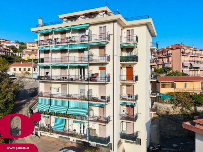 Appartamento trilocale in vendita in Via Cesare Battisti, Castelvecchio, Imperia