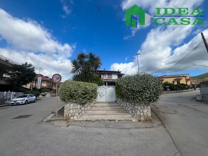 Casa con 6 locali in vendita in Via Giordano Bruno, Centro, Bellona