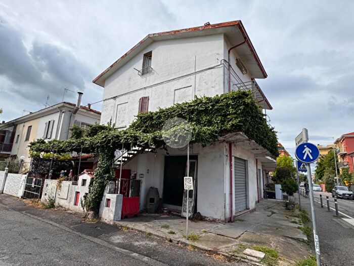 Casa con 7 locali in vendita in Via Michelangelo Zanotti, Rimini
