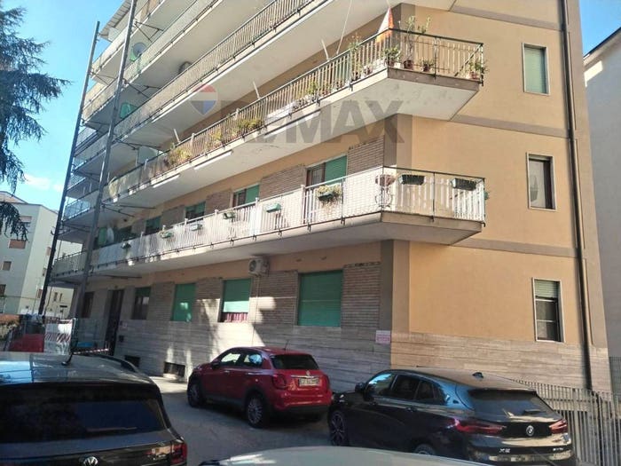 Appartamento con 6 locali in vendita in VIA CLEMENTINA PERONE, Sala Mellusi, Benevento