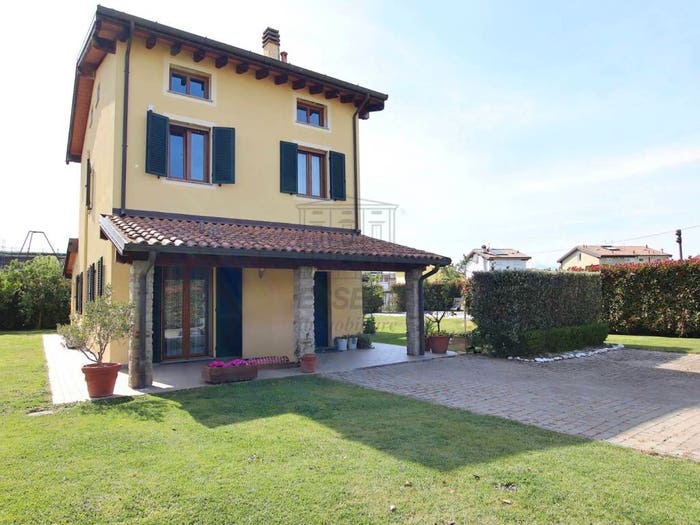 Casa con 6 locali in vendita in Via Lombarda Lammari, Lammari Lunata, Capannori