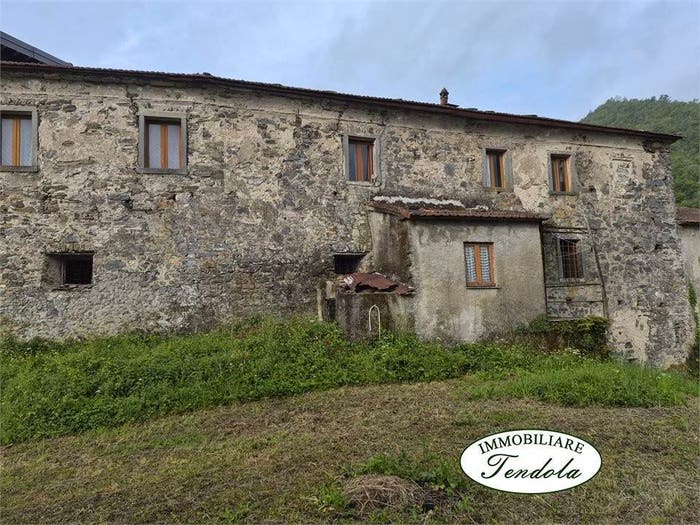 Casa con 6 locali in vendita in Tresana