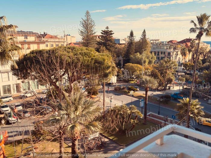 Appartamento trilocale in vendita in Via Enrico Robutti, Muretto di Alassio Stazione Corso Marconi, Alassio