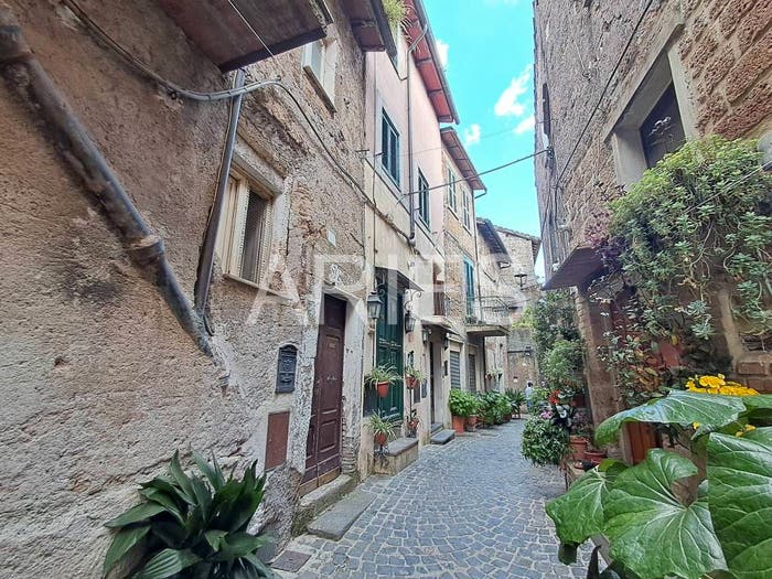 Appartamento con 6 locali in vendita in Via della Viccinella, Centro, Capranica