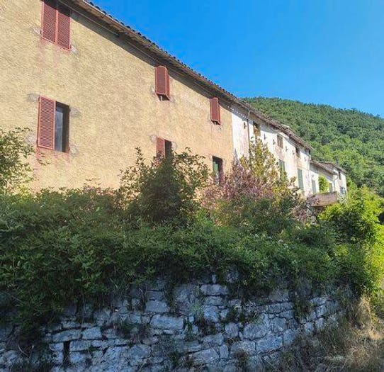 Casa con 6 locali in vendita in Bivio Ercole, Fiuminata