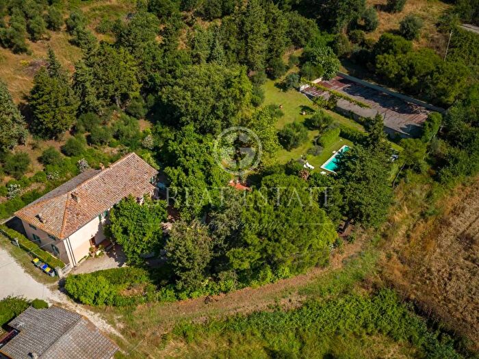 Casa con 6 locali in vendita in San Feliciano, Magione