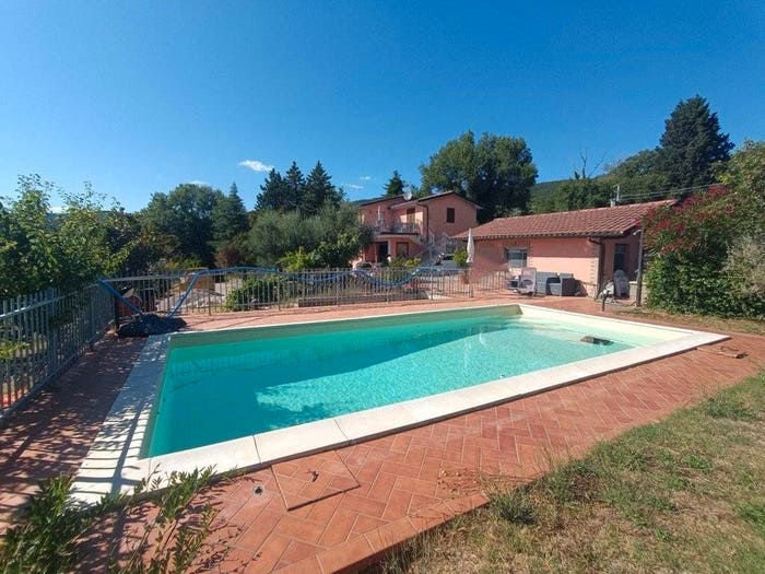 Casa con 6 locali in vendita in Vocabolo Pischiello, Passignano sul Trasimeno