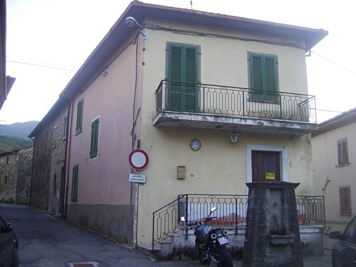 Casa con 8 locali in vendita in Via San Biagio, Camporgiano