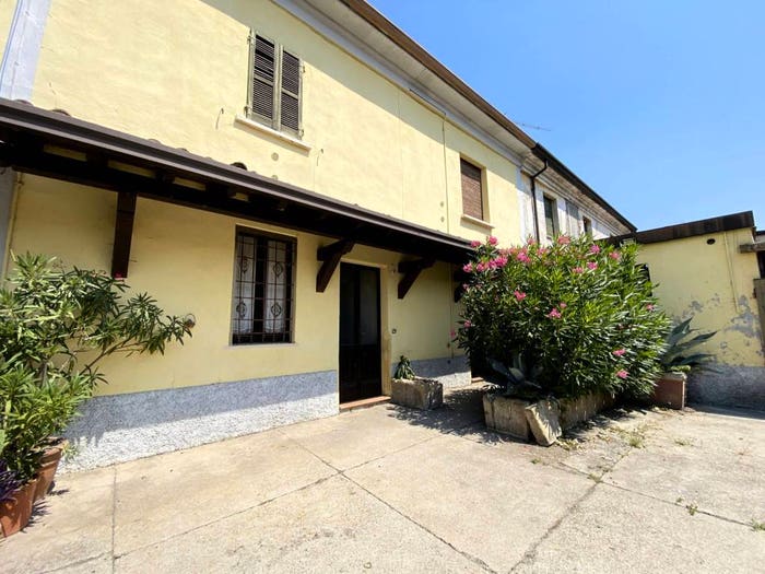 Casa con 6 locali in vendita in Via Amedeo Savoia, Centro, Casalromano