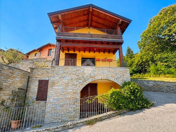 Casa quadrilocale in vendita in Via Albaredo, Gravedona ed Uniti