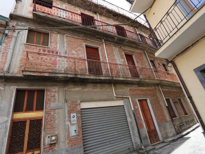 Casa quadrilocale in vendita in Via Artale Alagona, Calatabiano