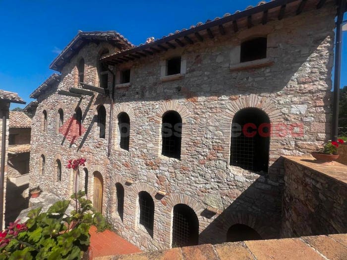 Casa con 6 locali in vendita in FRAZIONE ACERA, Campello sul Clitunno