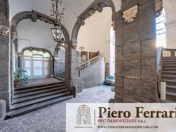 Appartamento con 6 locali in vendita in Via Monte di Dio, Santa Lucia, Napoli