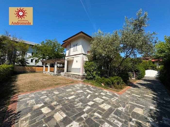 Casa quadrilocale in vendita in Via della Barbiera, Roma Imperiale, Forte dei Marmi