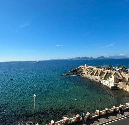 Appartamento con 5 locali in vendita in Viale Del Popolo, Centro, Piombino