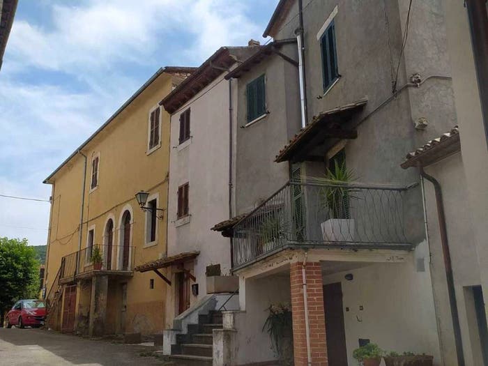 Casa con 6 locali in vendita in Piazza Panfili, Centro, Guardea