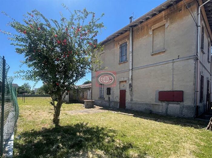 Casa con 13 locali in vendita in Forli'