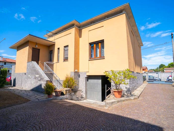 Casa quadrilocale in vendita in Via Novembre, Abbiategrasso