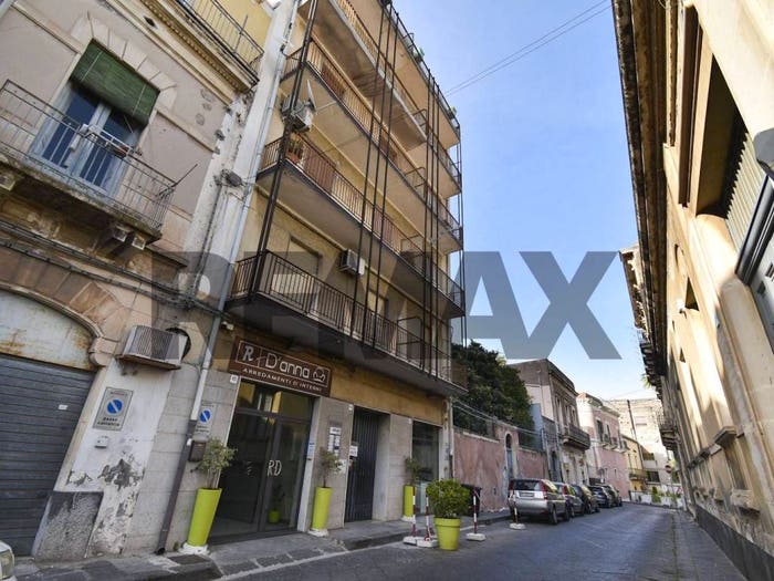 Appartamento con 6 locali in vendita in Via Giuseppe Sciuti, Centro Storico, Acireale