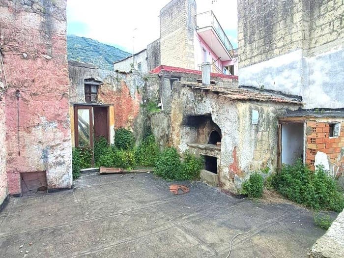 Casa bilocale in vendita in Viale Santa Maria a Parete, Liveri