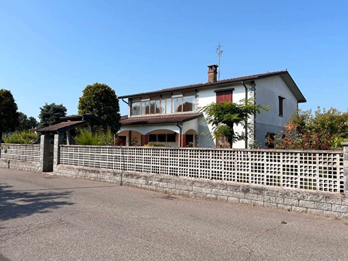 Casa quadrilocale in vendita in Via Padre Francesco Spinelli, Centro, Caselle Lurani