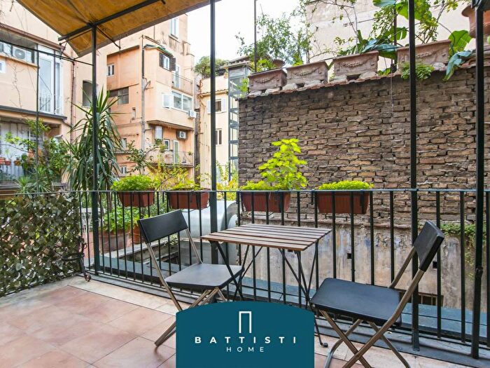 Appartamento quadrilocale in vendita in Piazza di Spagna, Spagna, Roma