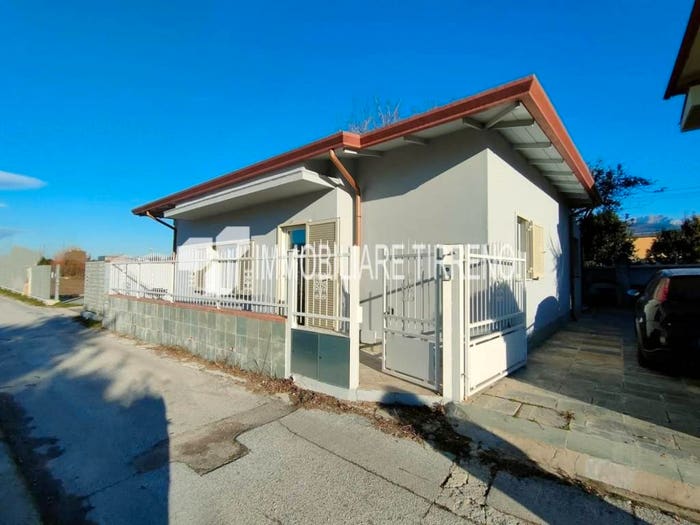 Casa trilocale in vendita in Via S Leonardo, Marina di Massa Centro, Massa