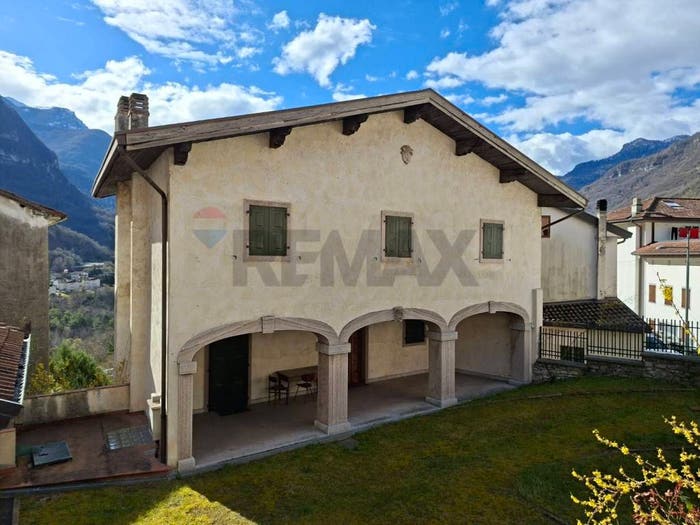 Casa con 6 locali in vendita in Via Giovanni Uberti, Castello Lavazzo, Longarone