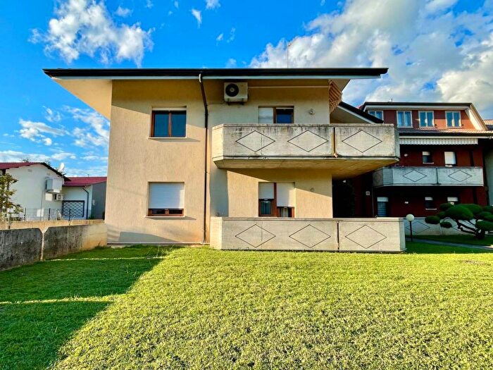 Appartamento con 6 locali in vendita in Via San Eurosia, Centro, Manzano