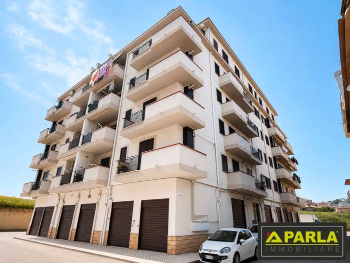 Appartamento con 6 locali in vendita in Via Monsignor Angelo Ficarra, Canicattì