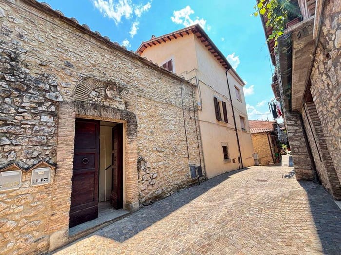 Appartamento con 5 locali in vendita in Via Fausto Galluzzi, Centro, Montebuono
