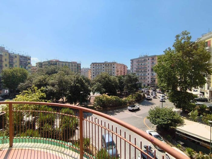 Appartamento con 5 locali in vendita in Piazza Medaglie d'Oro, Arenella, Napoli