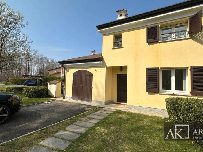 Casa quadrilocale in vendita in Via Isidoro, Centro, Bogogno