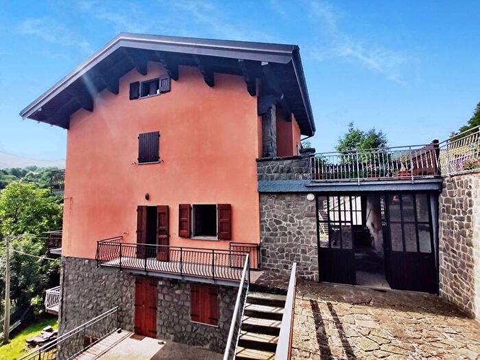 Appartamento quadrilocale in vendita in Via Giardini, Fiumalbo Dogana, Fiumalbo