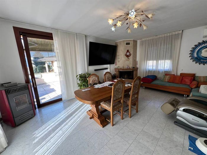 Casa quadrilocale in vendita in Roveleto, Cadeo