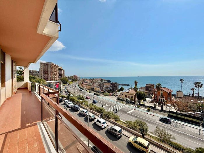 Appartamento con 6 locali in vendita in Viale Alcide De Gasperi, Guardia Li Cuti, Catania