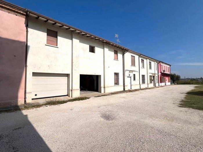 Casa con 6 locali in vendita in Serravalle a Po