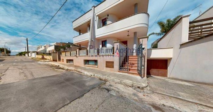 Casa trilocale in vendita in Via Vesuvio, Torre Santa Sabina, Carovigno