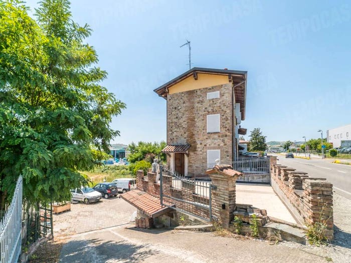 Casa con 6 locali in vendita in Via Radici Nord A, Centro, Castellarano